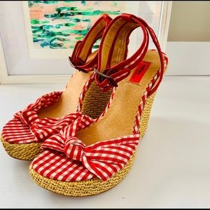 🛍 Red and white wedge sandals 🛍